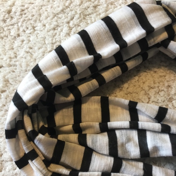 Kids black and white striped infinity scarf - Picture 4 of 4